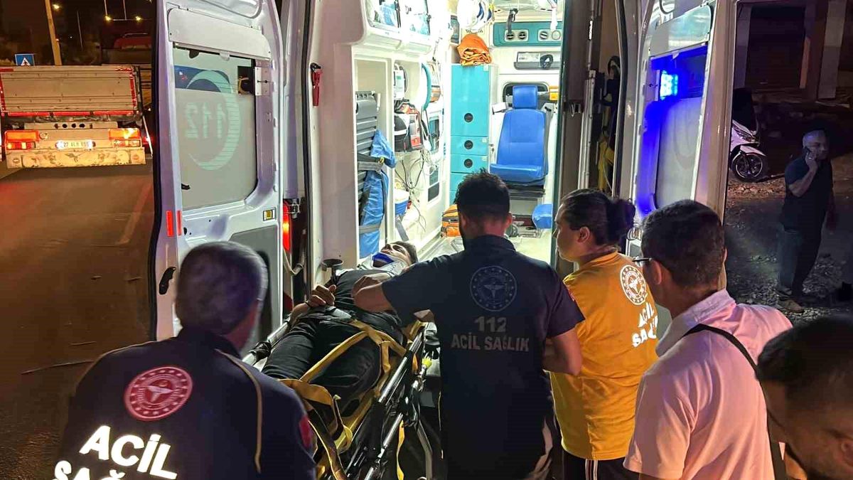 Adıyaman'da Otomobil ile Motosiklet Çarpışması: 2 Kişi Yaralandı