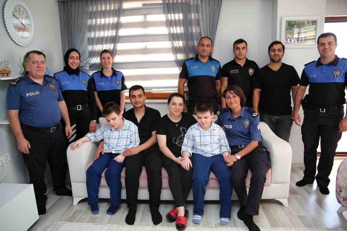Polis Ekipleri Engelli Kardeşleri Ziyaret Etti