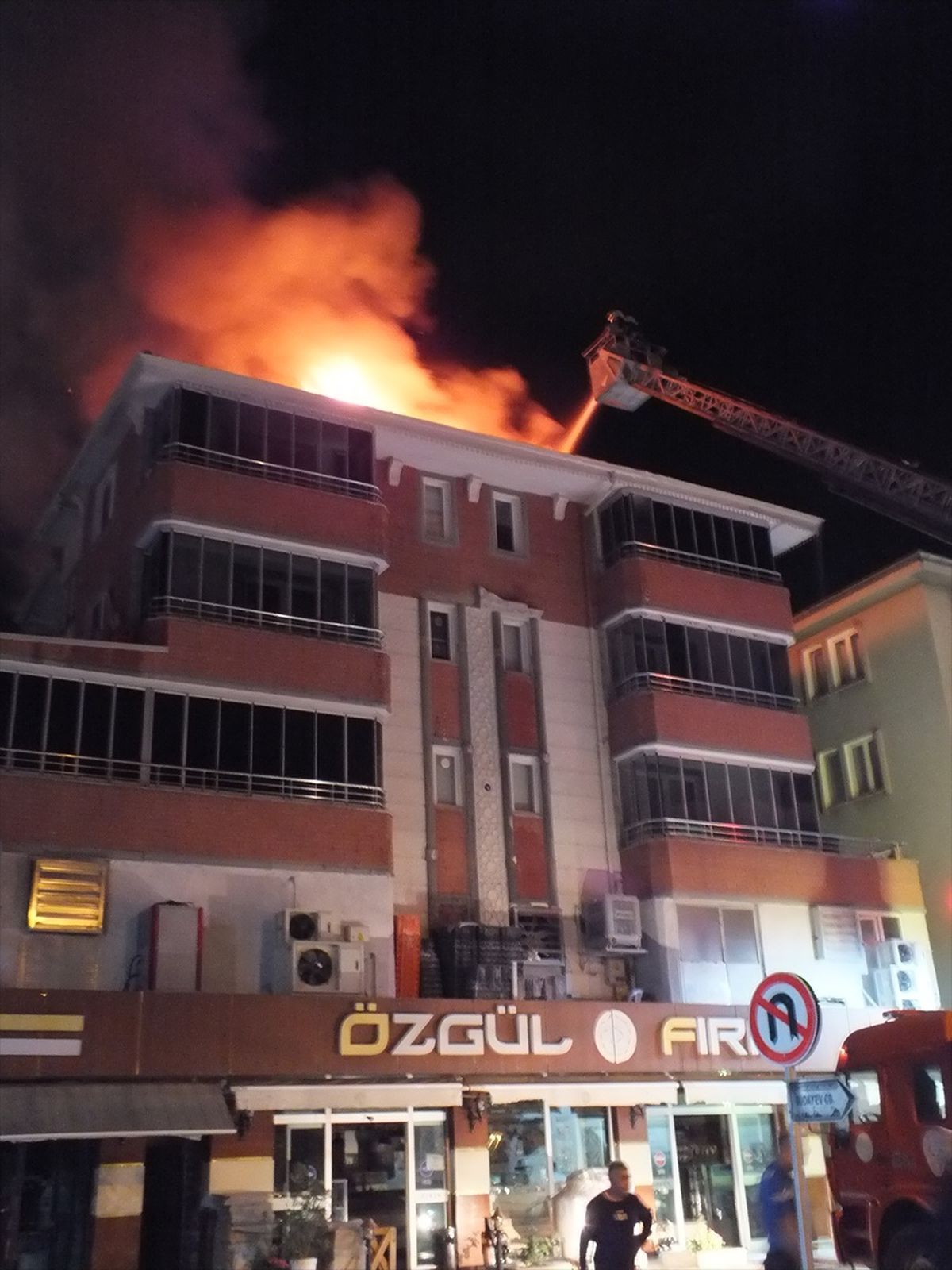 Turhal'da Apartman Çatısında Yangın Çıktı