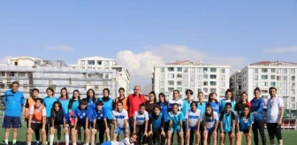 Van'da Futbol Antrenörü Mecit Tekin'in İkna Ettiği Genç Kızlar 2. Lig'e Yükselmek İçin Hazırlanıyor