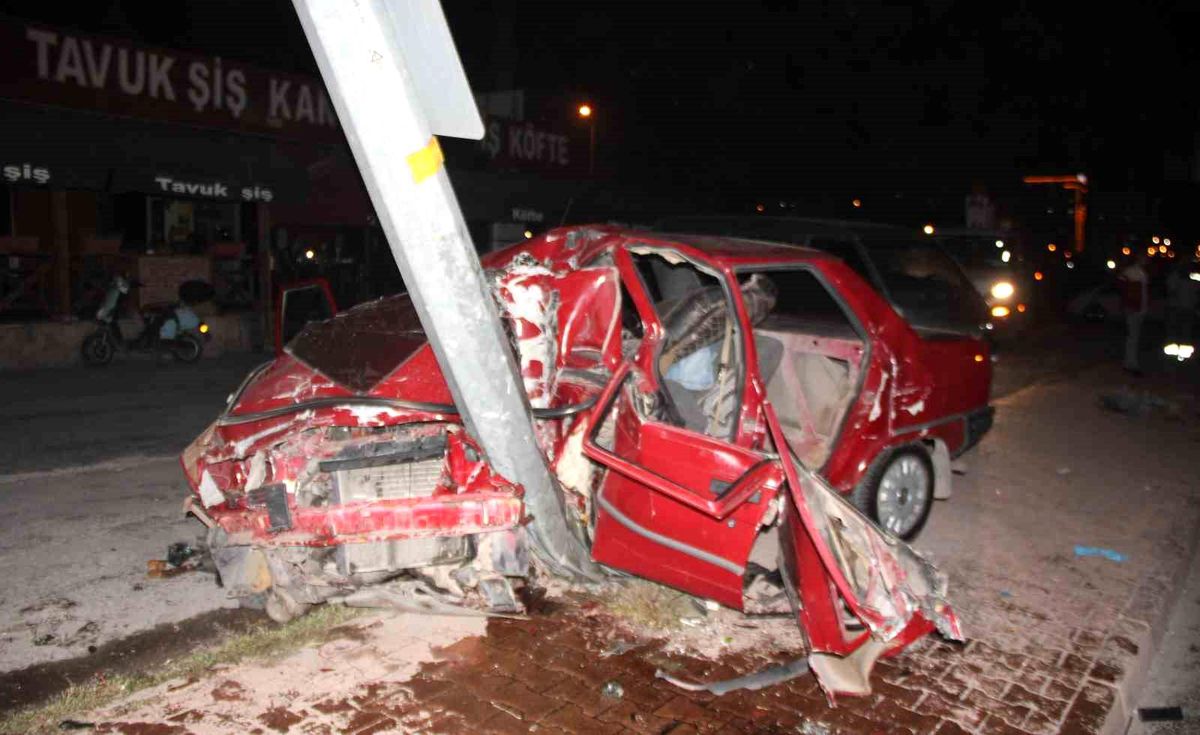 Kocasinan'da Aydınlatma Direğine Çarpan Otomobilde Ağır Yaralı