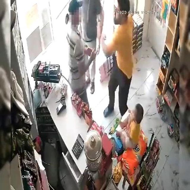 Böyle çocuk mu sevilir? Gözü dönen baba, yaşlı adama tokadı bastı