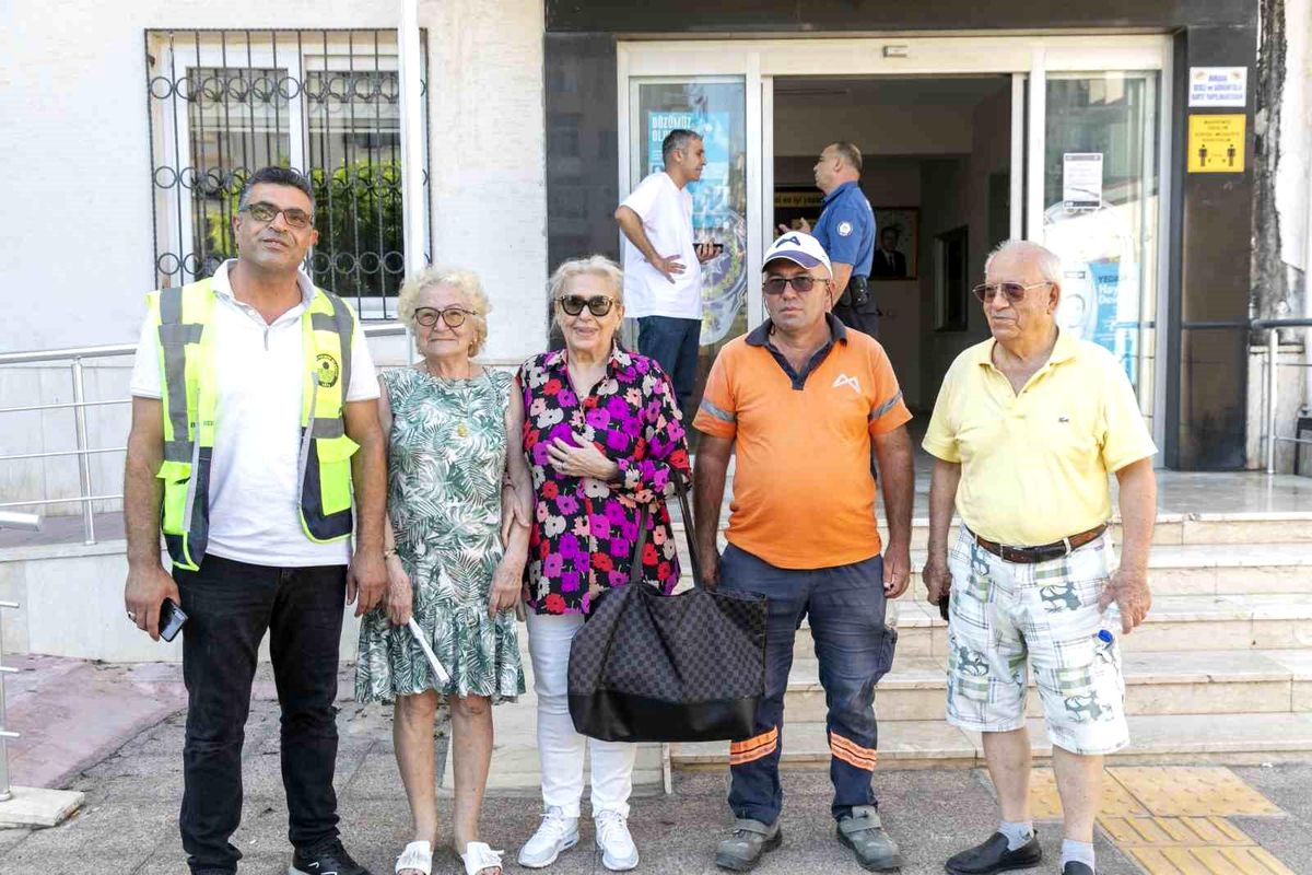 Temizlik görevlisi bulduğu cüzdanı sahibine teslim etti
