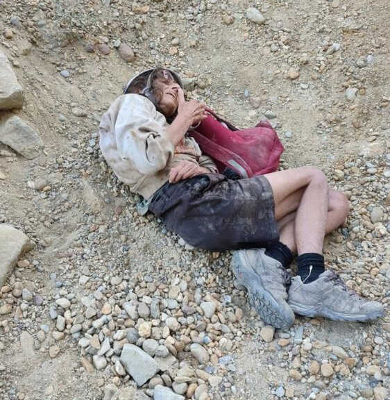 Domuz avına çıkan avcılar, maden sahasındaki çukurda 3 gün boyunca mahsur kalan Fransız gezgini kurtardı