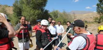 Erzincan Valisi Aydoğdu, Karasu'da rafting yaptı