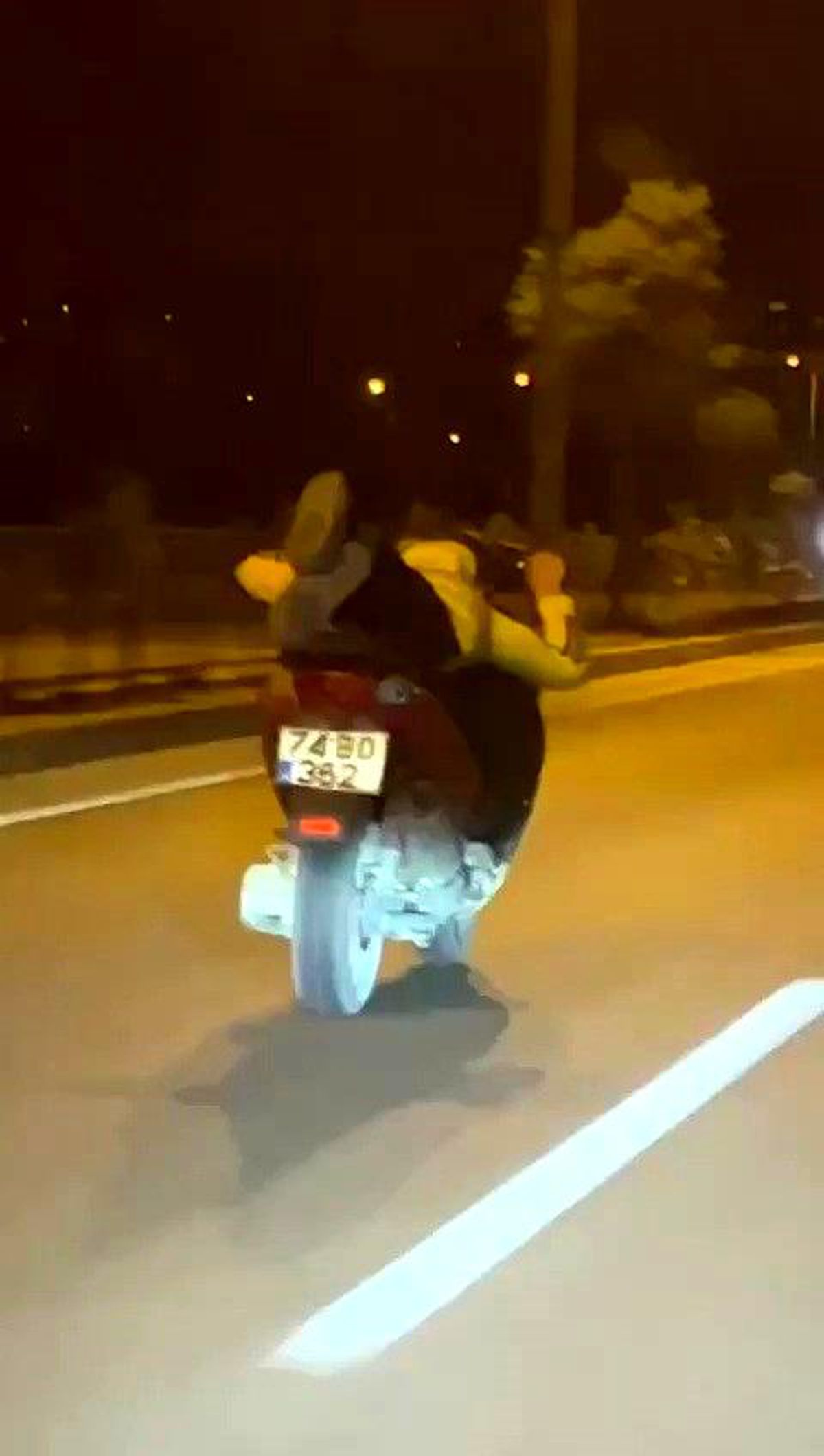 İki motosikletinin canlarını hiçe saydıkları anlar kamerada