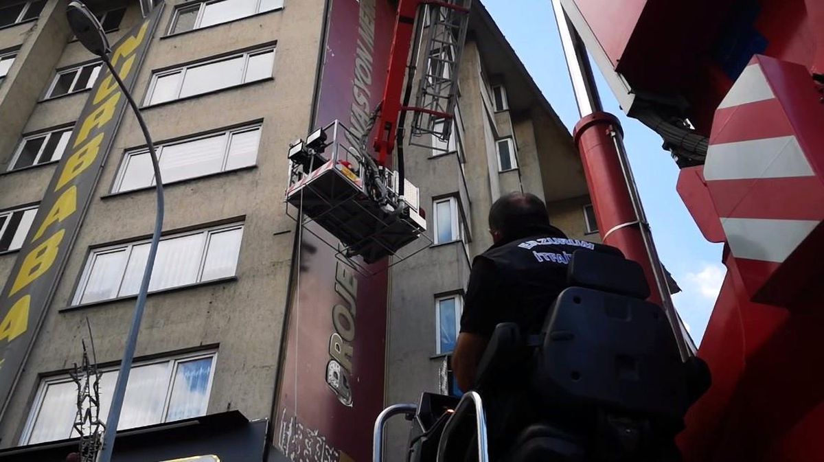 Erzurum'da Yerinden Sökülen Devasa Tabela Faciadan Dönüldü