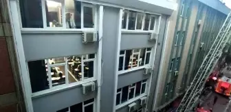İzmit'te 7 Katlı Binada Yangın Çıktı, Öğrenciler Soru Çözmeye Devam Etti
