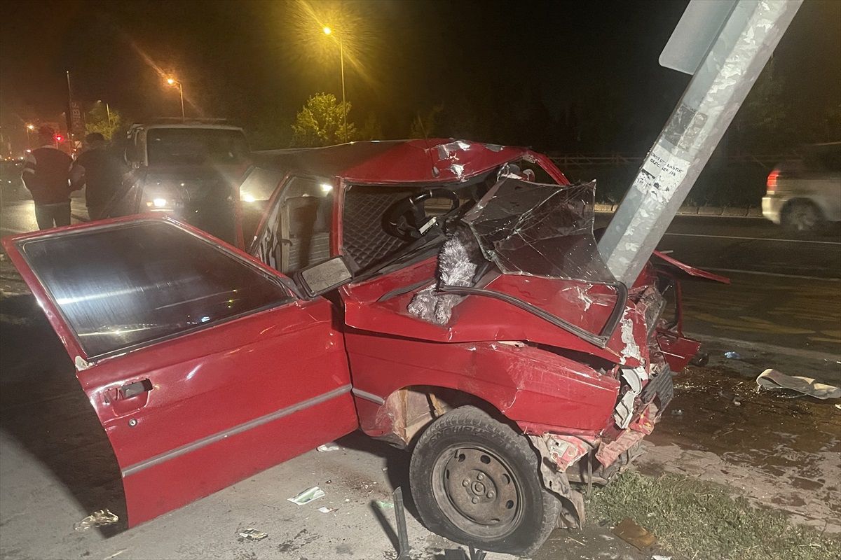 Kayseri'de Aydınlatma Direğine Çarpan Otomobilin Sürücüsü Ağır Yaralandı