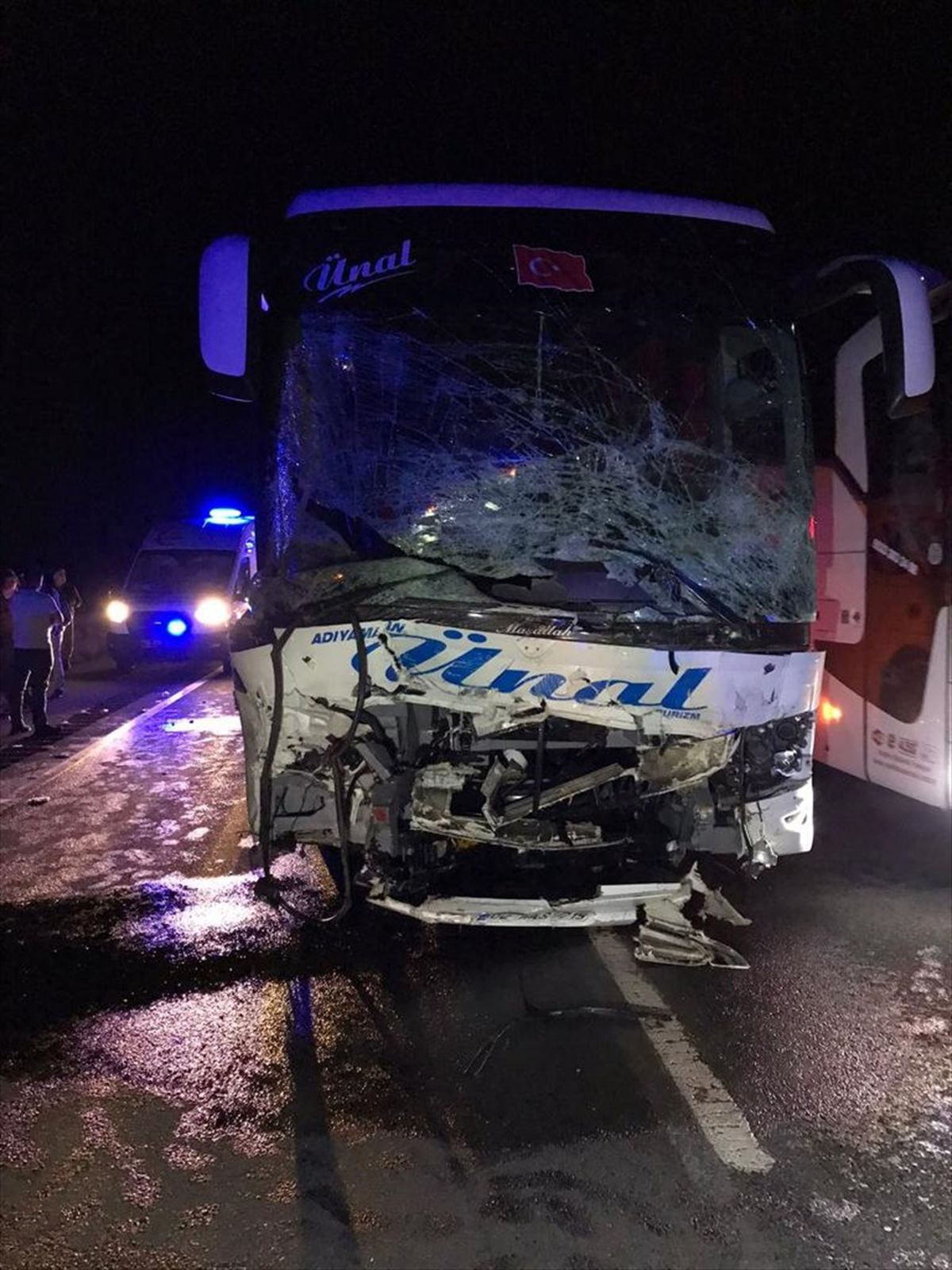 Kayseri'de Otobüs ve Otomobil Çarpışması: 2 Ölü, 20 Yaralı