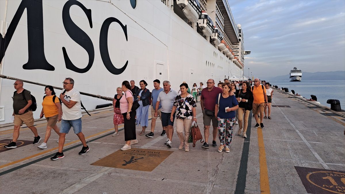 Aydın'ın Kuşadası ilçesine 7 kruvaziyerle 8 bin 370 turist geldi