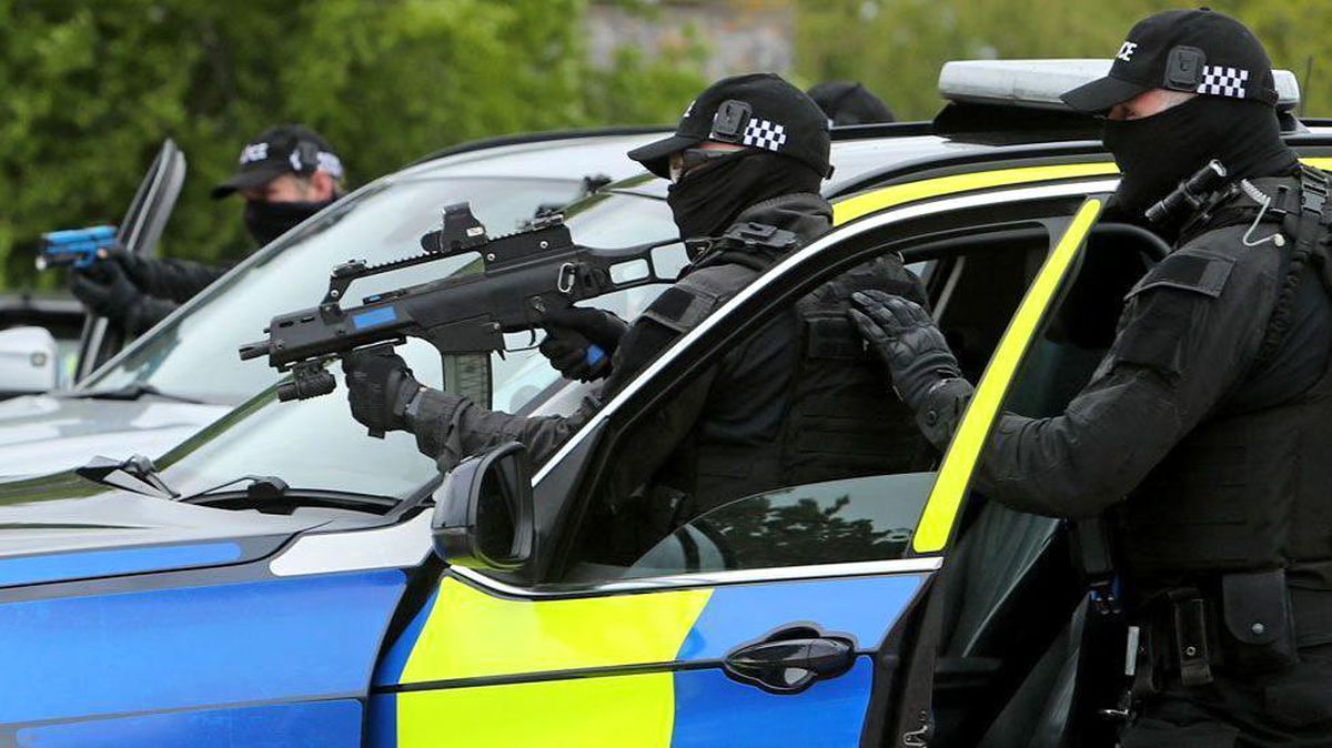 Londra'da Polisler Silahlarını İade Ediyor