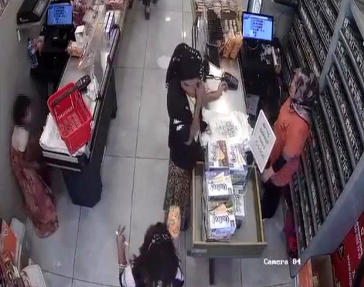 Ankara'da markette çocuklarla hırsızlık anı
