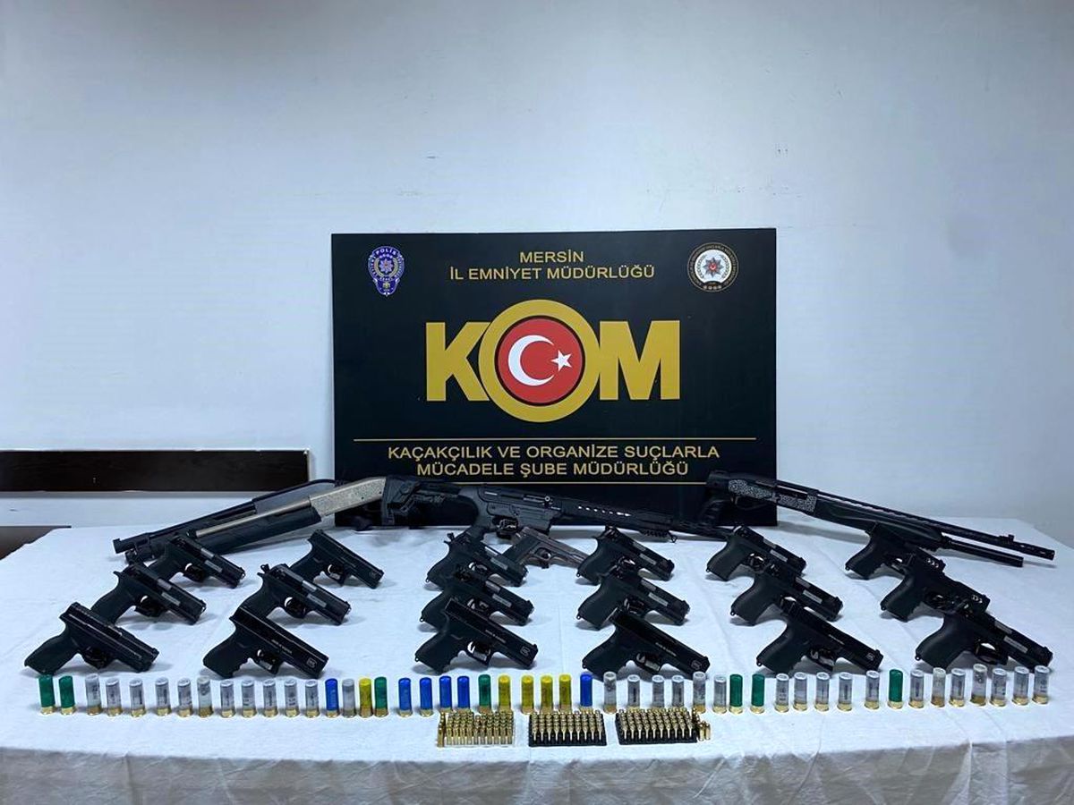 Mersin'de silah ve uyuşturucu operasyonu: 23 silah ve 15 bin 456 adet sentetik ecza hapı ele geçirildi