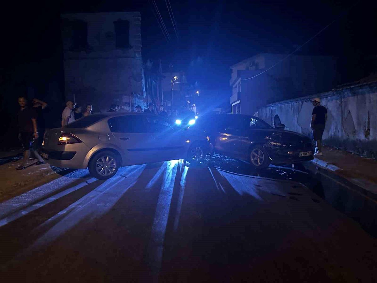 Muğla'da kafa kafaya çarpışan otomobillerde 1 yaralı