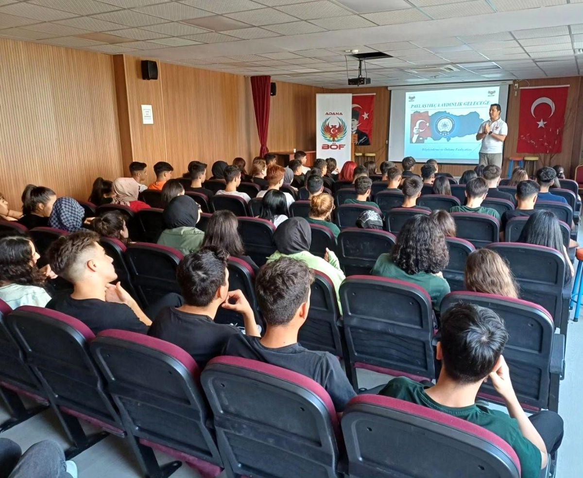 Adana'da polis öğrencilere terör örgütlerinin eleman kazanma yöntemlerini anlattı