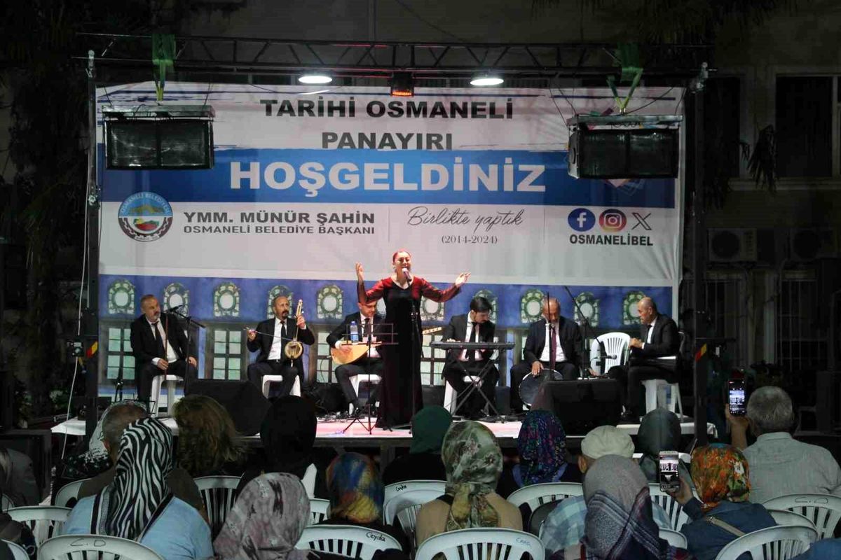Osmaneli Panayırında Türk Halk Müziği Orkestrası Sahne Aldı