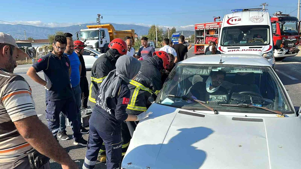 Düzce'de Otomobil Çarpışması: 4 Yaralı