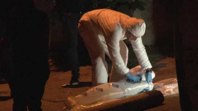 Pendik'te bir sokakta halıya sarılı erkek cesedi bulundu Pendik'te bir sokakta halıya sarılı erkek cesedi bulundu
