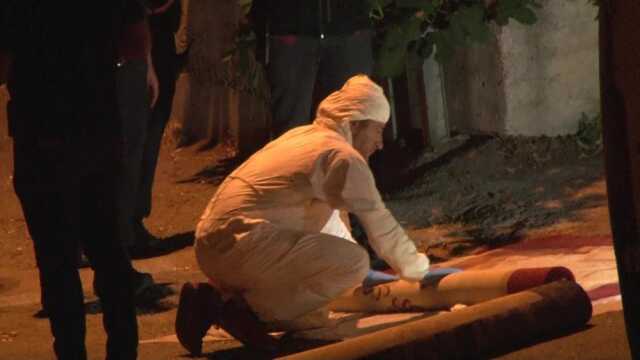 Pendik'te bir sokakta halıya sarılı erkek cesedi bulundu Pendik'te bir sokakta halıya sarılı erkek cesedi bulundu