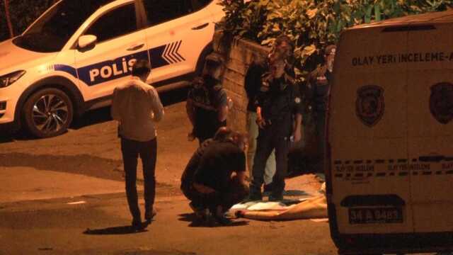 Pendik'te bir sokakta halıya sarılı erkek cesedi bulundu Pendik'te bir sokakta halıya sarılı erkek cesedi bulundu