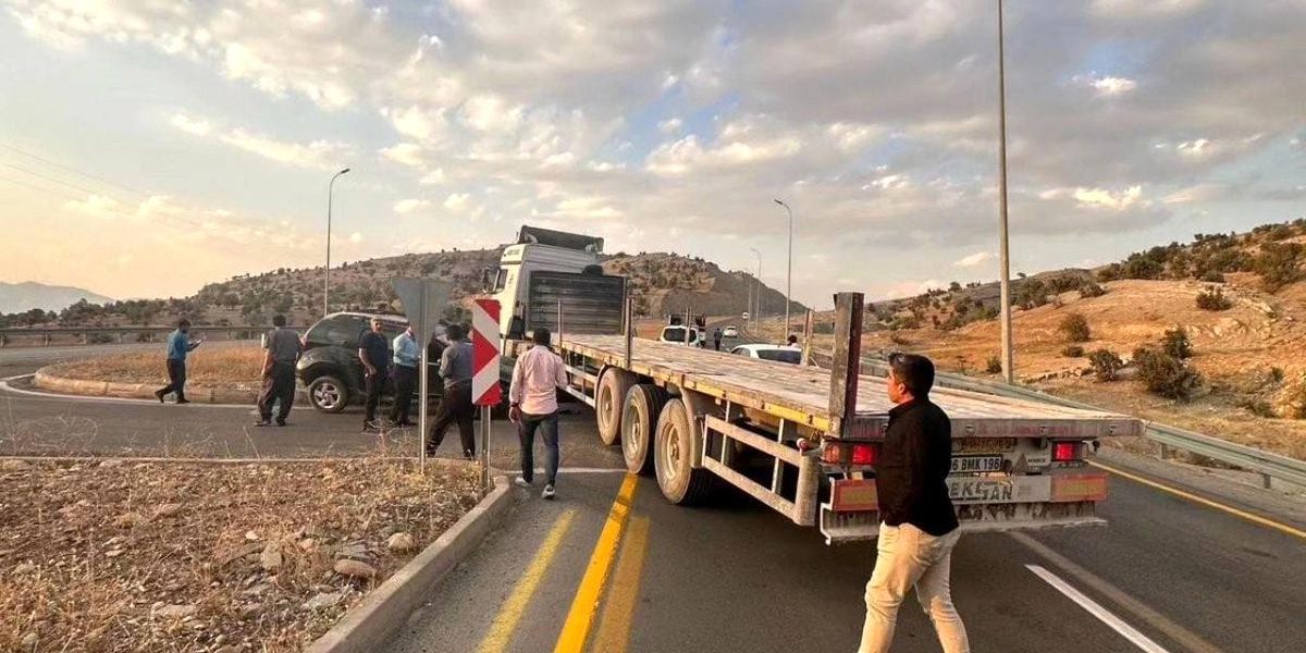 Şırnak-Cizre karayolunda tır ile otomobil çarpışması sonucu 2 kişi yaralandı