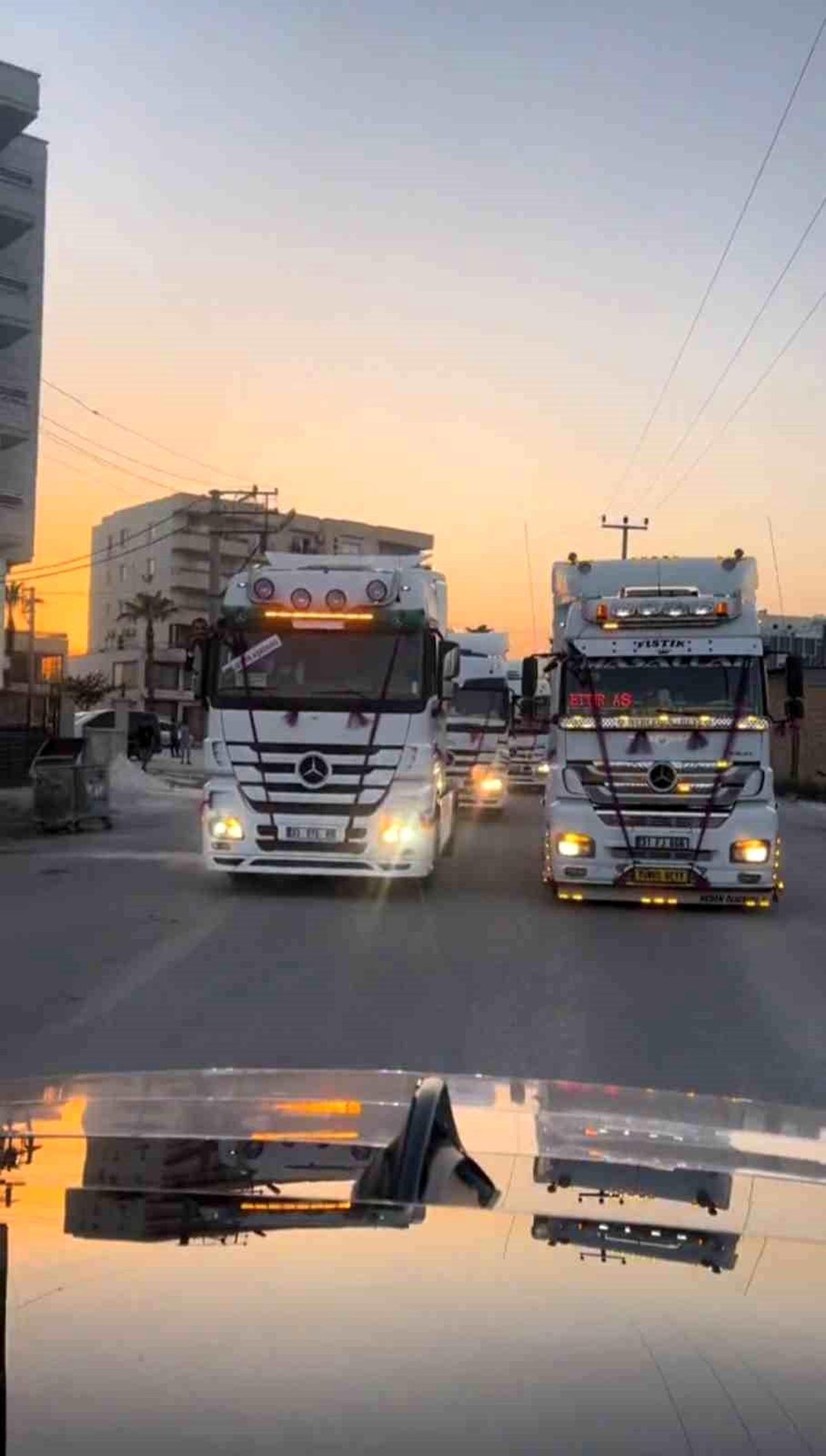Mardin'de dünyaevine giren çiftin düğün konvoyu tırlardan oluştu