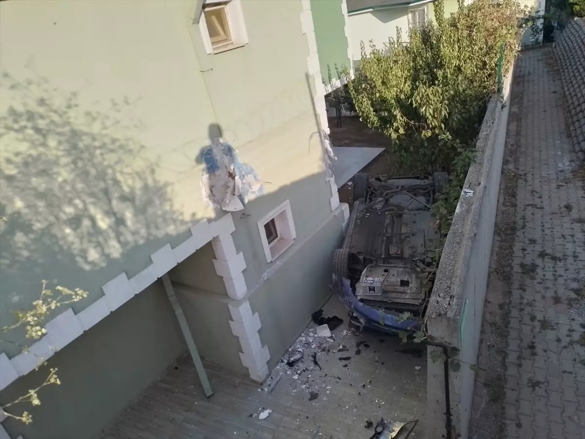 Yalova'da otomobil villanın bahçesine düştü