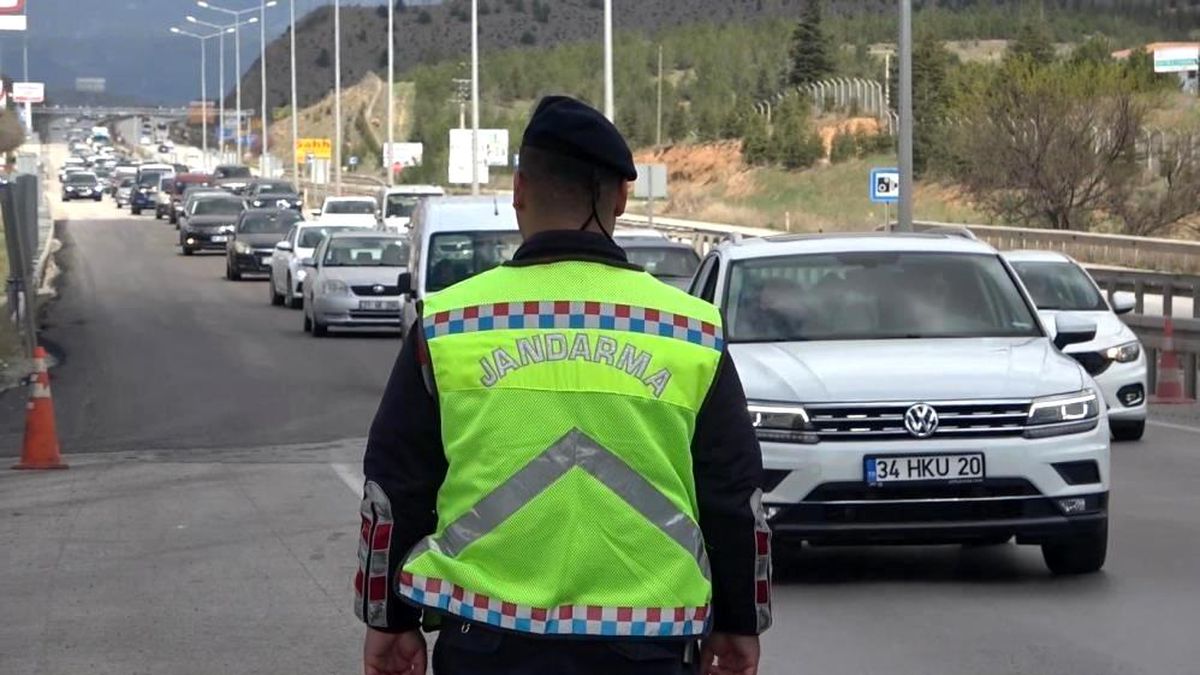 Kırıkkale'de yapılan denetimlerde kaçak alkol ve uyuşturucu ele geçirildi