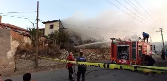 Çorum'da çıkan yangında ev kullanılmaz hale geldi, 3 köpek telef oldu