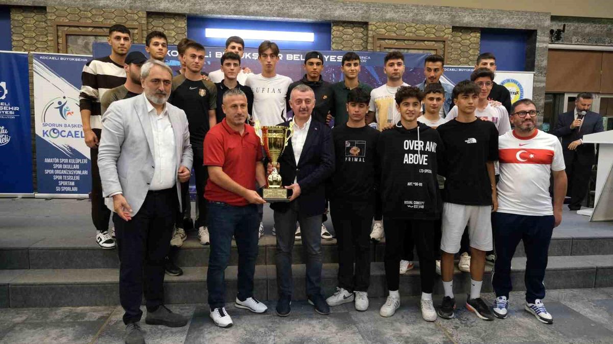 Kocaeli'de Amatör Futbol Şampiyonlarına Kupa Töreni
