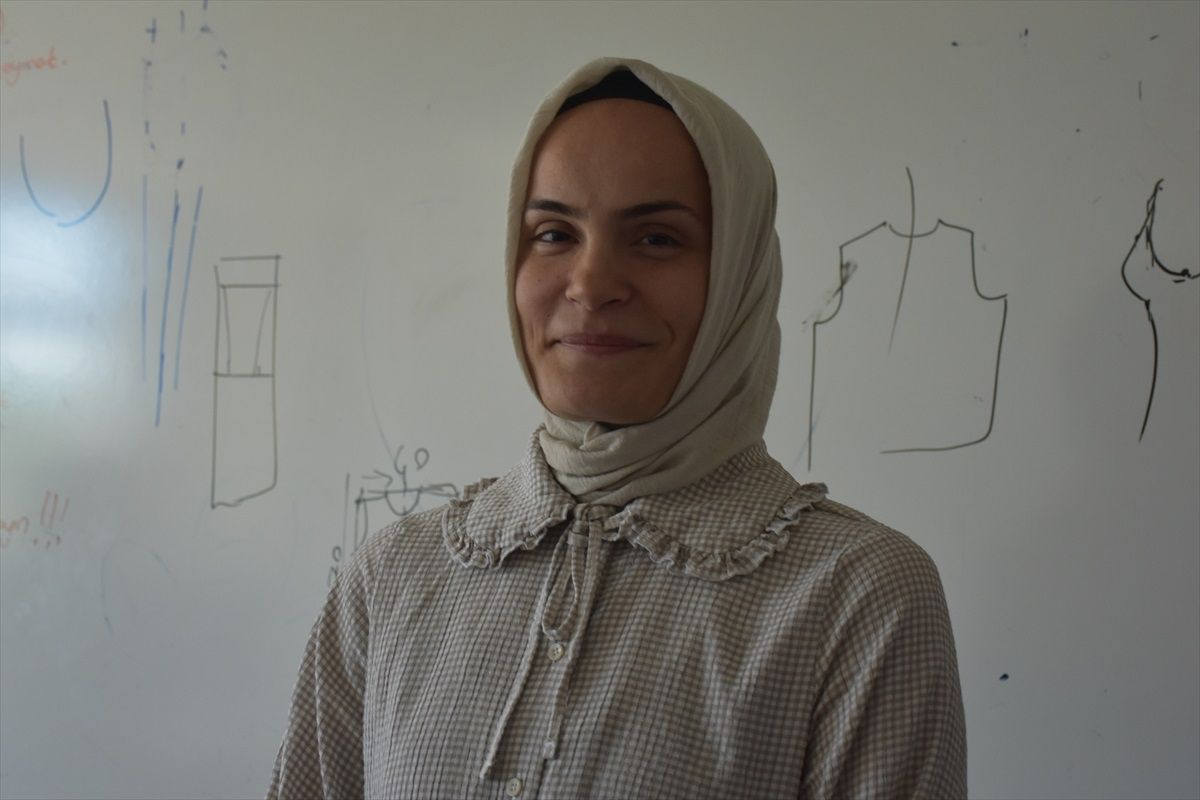 Afyonkarahisar'da Kadınlar Dikiş Nakış Kursunda Hem Meslek Öğreniyor Hem de Aile Bütçelerine Katkı Sağlıyor