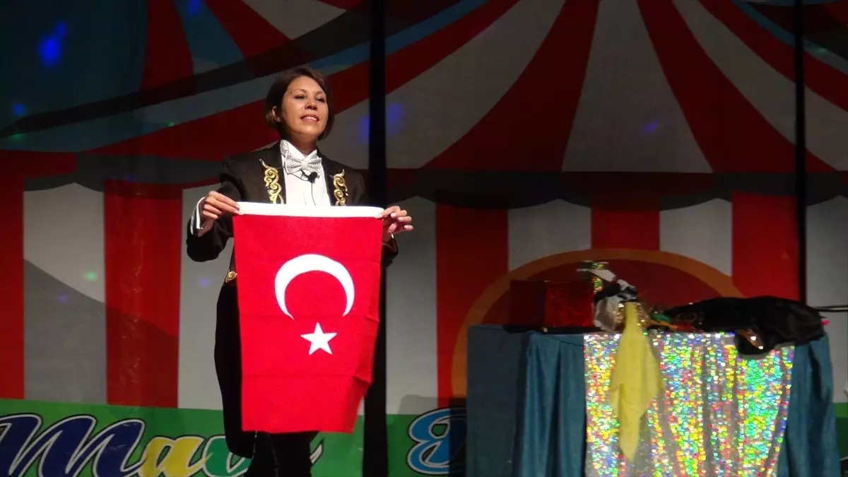 İstanbul'dan gelen illüzyon sanatçısı Tatvan'da çocuklara gösteri yaptı