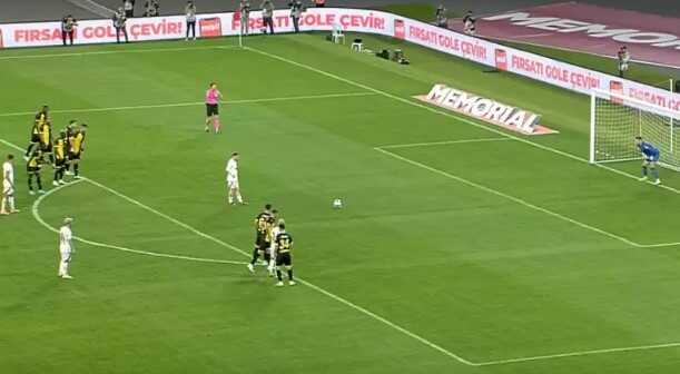 Messi ve Suarez'e özendiler! Tüm Türkiye Kerem'le Icardi'nin penaltısını konuşuyor