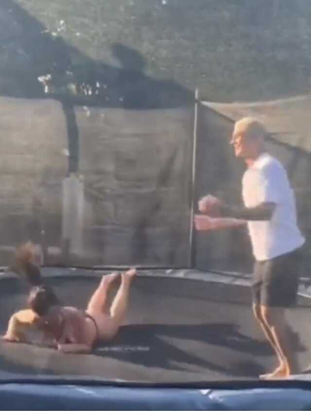 Mini bikinisiyle tramboline çıkan Wanda Nara kendinden geçti: Çocuklar yokken biz Mini bikinisiyle tramboline çıkan Wanda Nara kendinden geçti: Çocuklar yokken biz