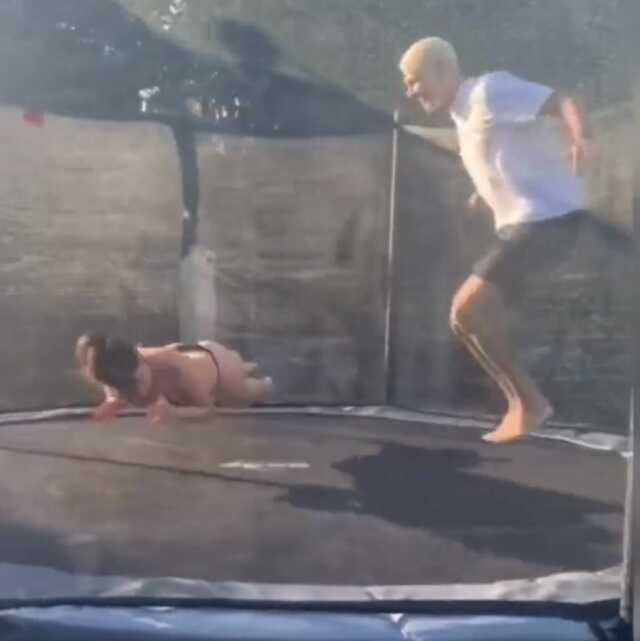 Mini bikinisiyle tramboline çıkan Wanda Nara kendinden geçti: Çocuklar yokken biz Mini bikinisiyle tramboline çıkan Wanda Nara kendinden geçti: Çocuklar yokken biz