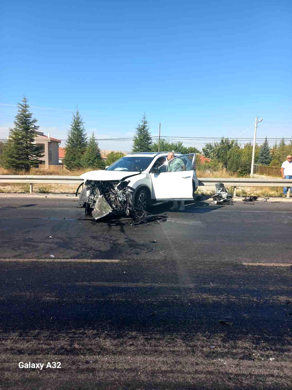 Eskişehir'de Kafa Kafaya Çarpışan Otomobillerde 4 Kişi Yaralandı