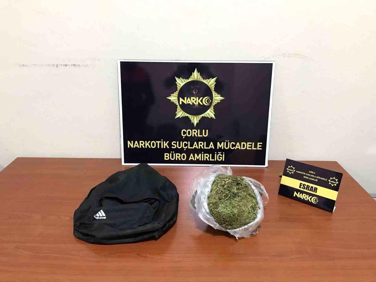 Çorlu'da Polis Operasyonu: 2 Kişi Yakalandı, 900 Gram Esrar Ele Geçirildi