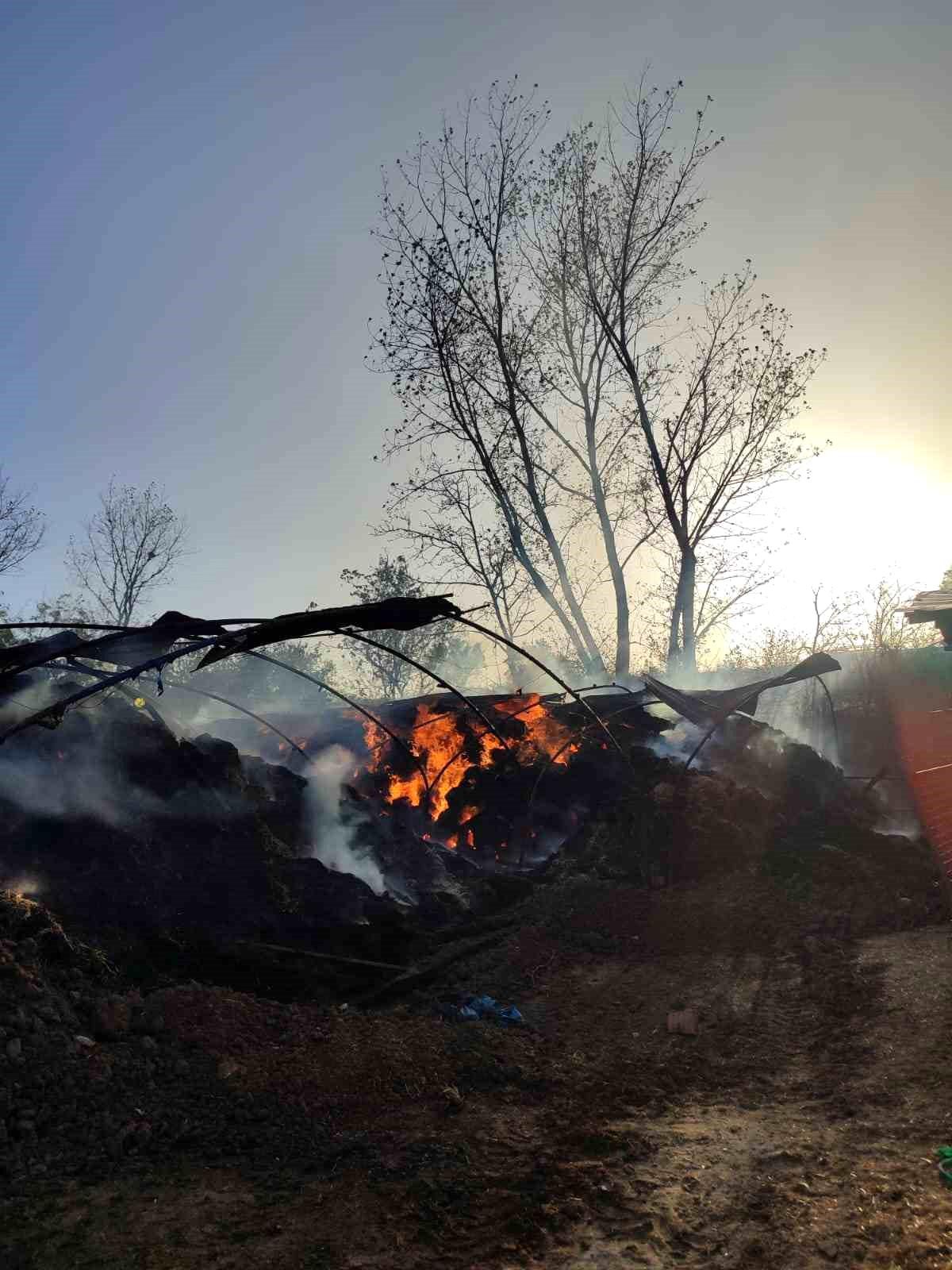 Tekirdağ'da Bir Evde Çıkan Yangında 3 Bin Balya Saman Kül Oldu