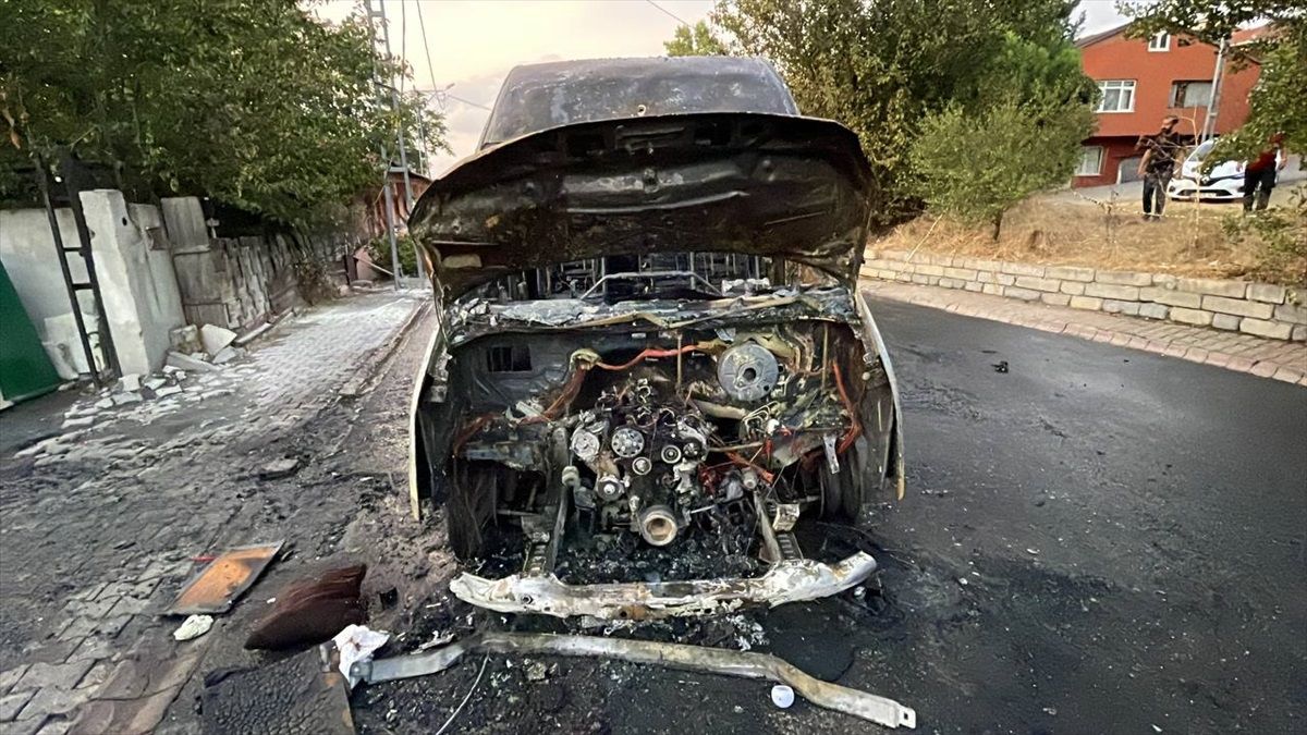 Ümraniye'de seyir halindeyken alev alan servis minibüsü kullanılamaz hale geldi