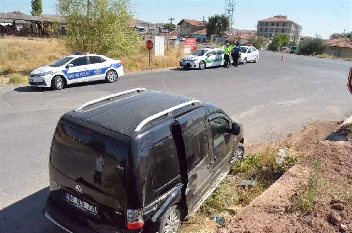 Aksaray'da otomobil ile hafif ticari araç çarpıştı, 4 kişi yaralandı