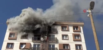 Ayakta kalan orta hasarlı binada yangın paniği