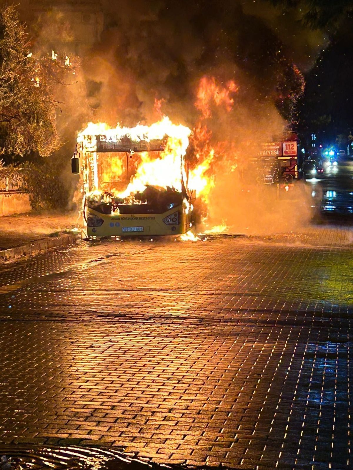 Aydın'ın Nazilli ilçesinde halk otobüsü yangın sonucu kullanılamaz hale geldi