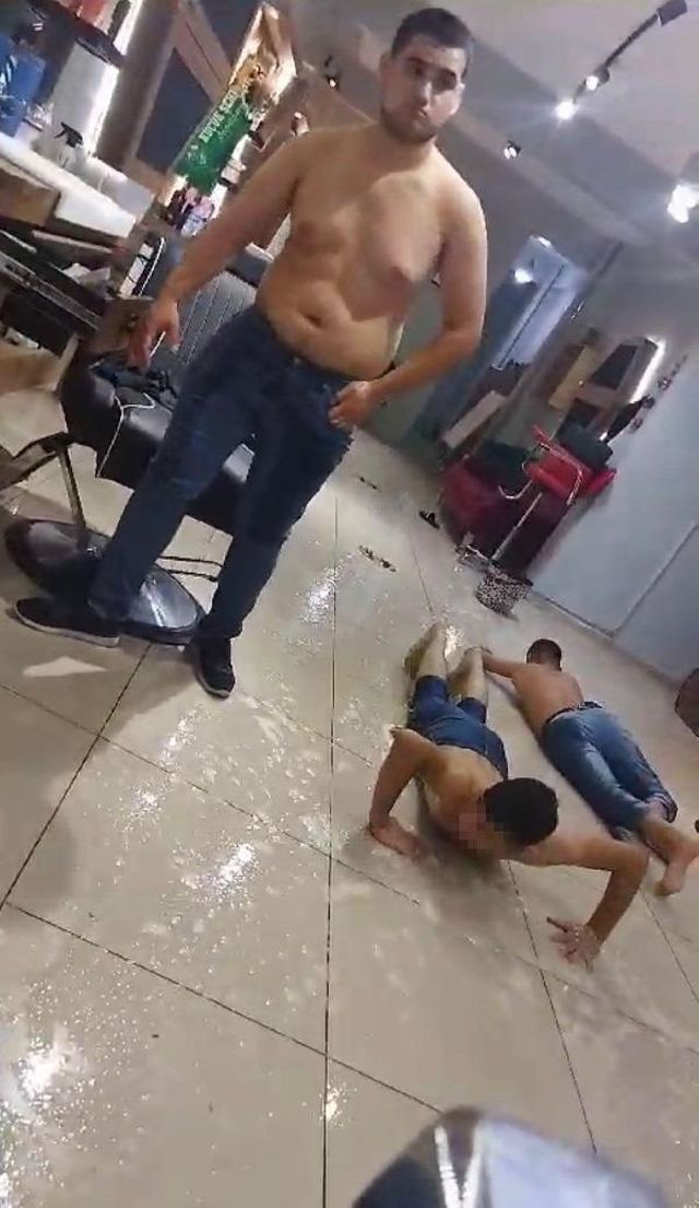 Berberin çıraklarına şınav çektirip süründürdüğü görüntüler tepki topladı