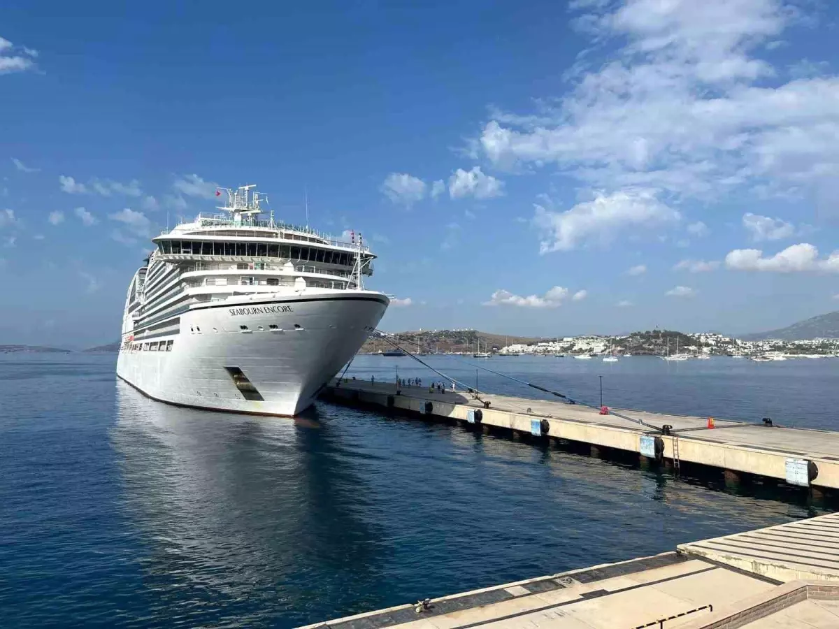 Muğla'ya 568 yolcu getiren Seabourn Encore adlı gemi Bodrum'a demirledi