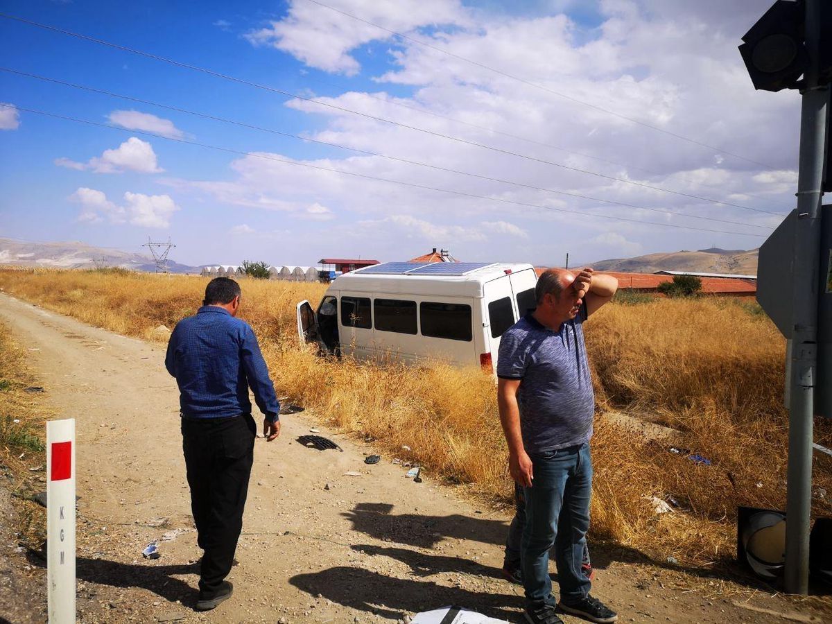 Burdur'da Otomobil-Minibüs Çarpışması: 1 Ağır 5 Yaralı