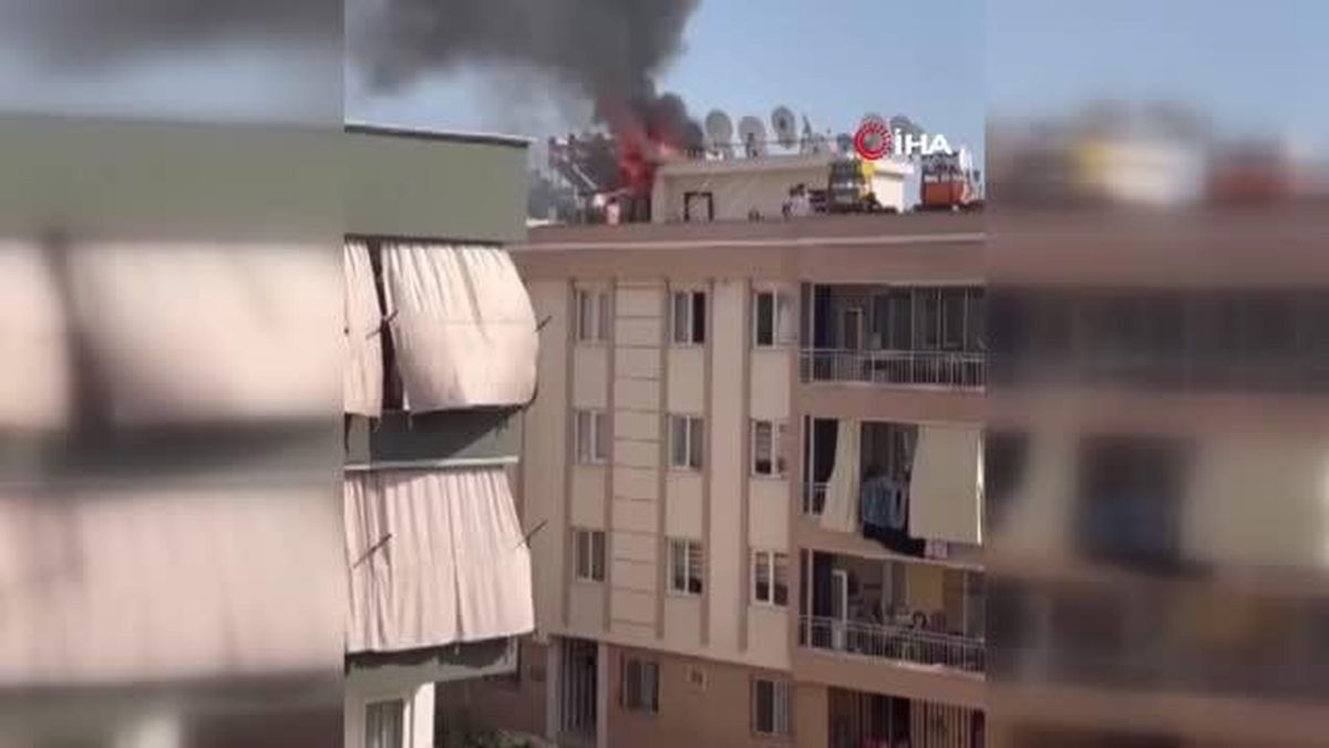Antalya'da 4 Katlı Apartmanın Çatısında Yangın Çıktı