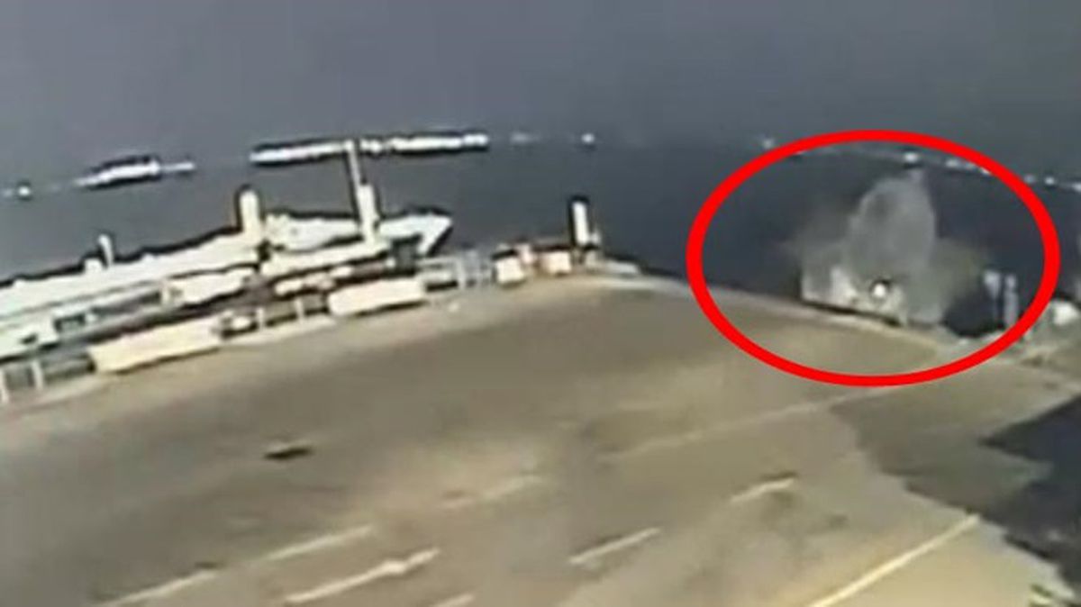 Dikkatsizliği canına mal oluyordu! Aracıyla feribota binmek isterken denize uçtu