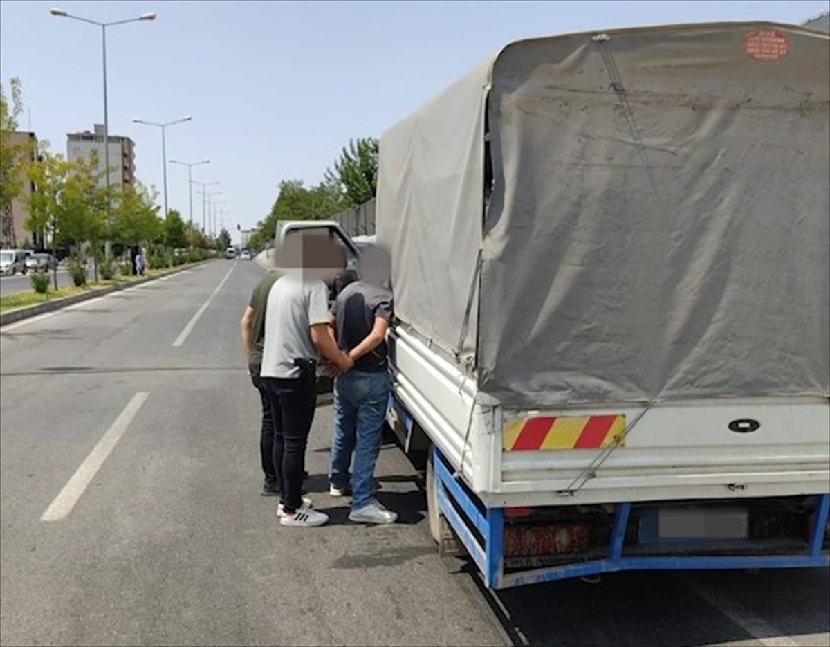 Diyarbakır'da Göçmen Kaçakçılığı Yapan 6 Şüpheli Tutuklandı