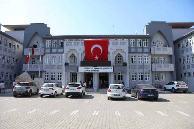 Düzce 15 Temmuz Şehitler Anadolu Lisesi adı değişti mi, yeni adı Düzce Lisesi'mi oldu? Düzce Valiliği açıklaması nedir?